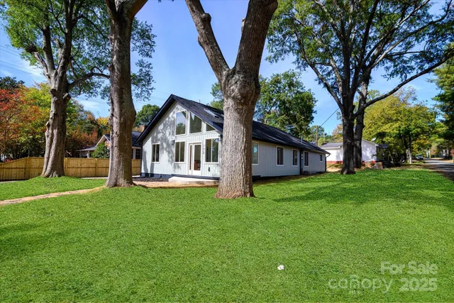 a view of empty room with a ceiling fan
