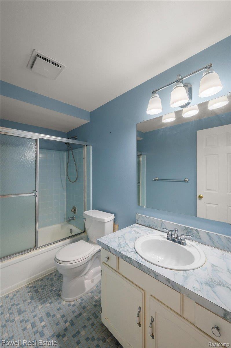 1938 Allenway Court Rochester, MI 48309 - Photo 29 of 39 Second Floor Bathroom. (1 of 2)