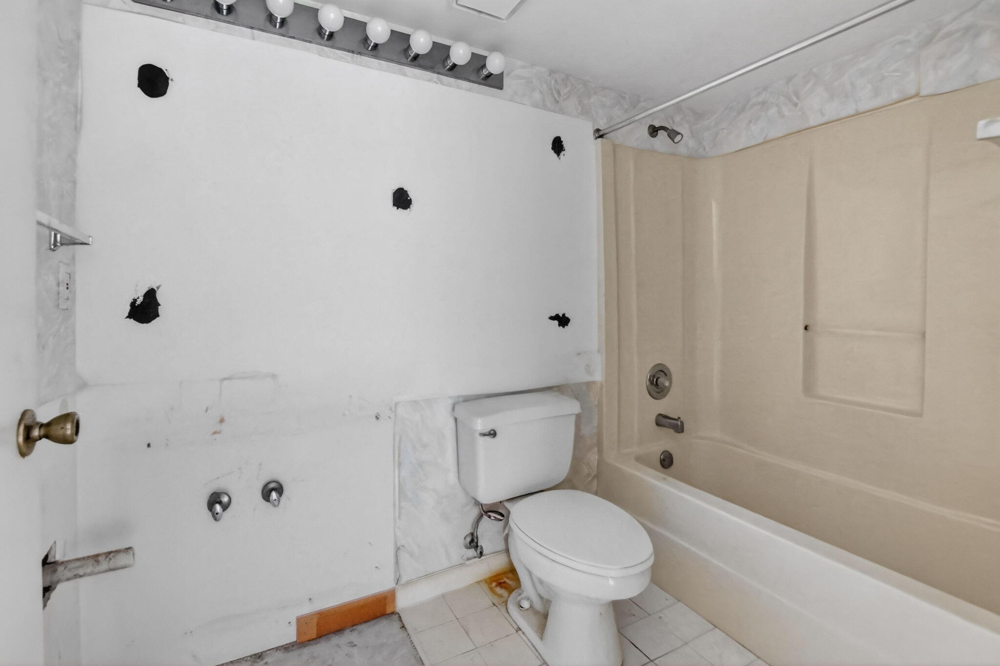 280 Northwest 67th Street, Unit B203 Boca Raton, FL 33487 - Photo 9 of 16 Bathroom 2