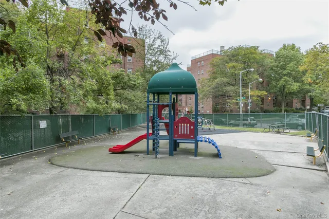 $329,000 | 139-15 83rd Avenue, Unit 305 | Briarwood