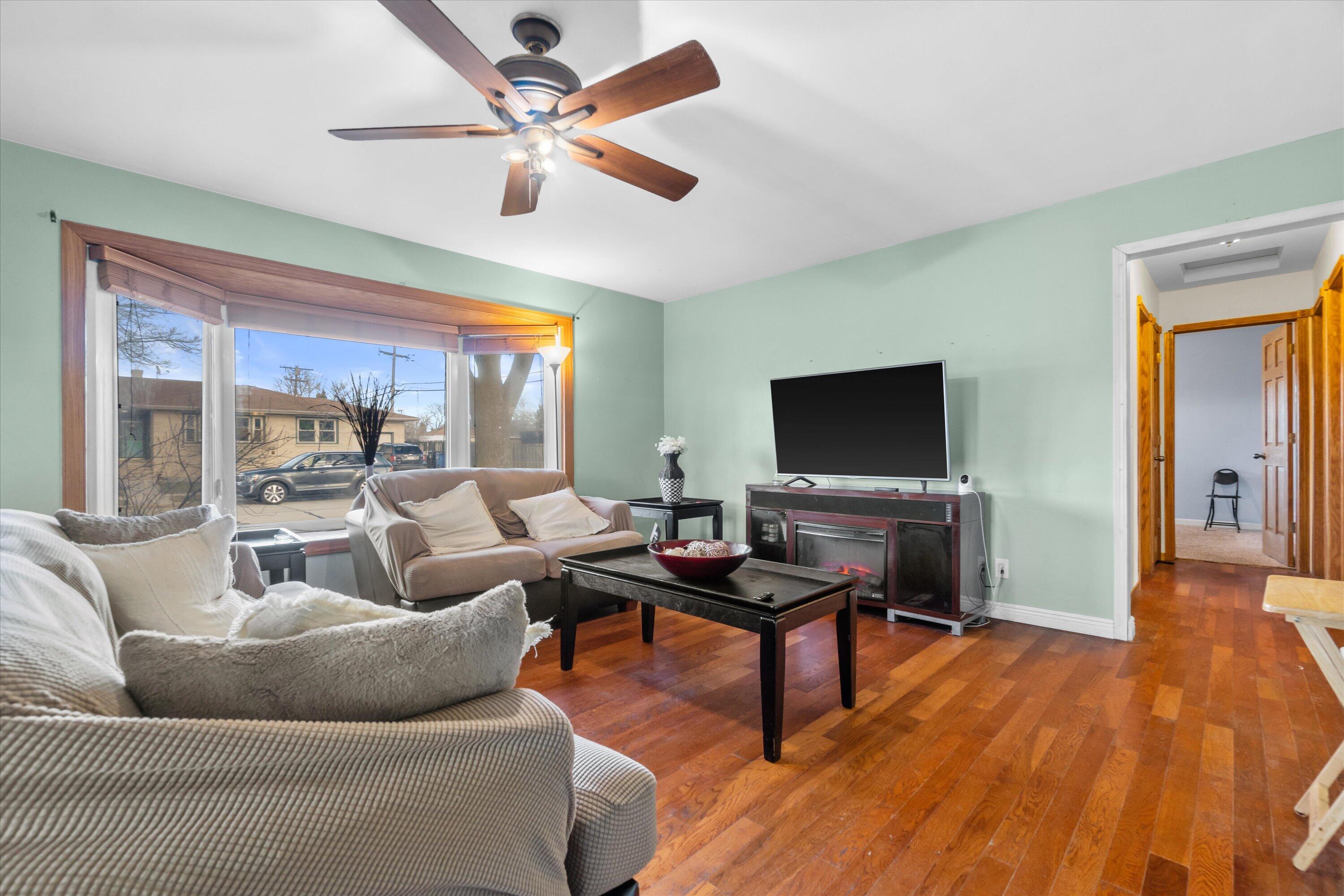 3716 Marquette Street Racine, WI 53402 - Photo 4 of 21 04-DSC00488