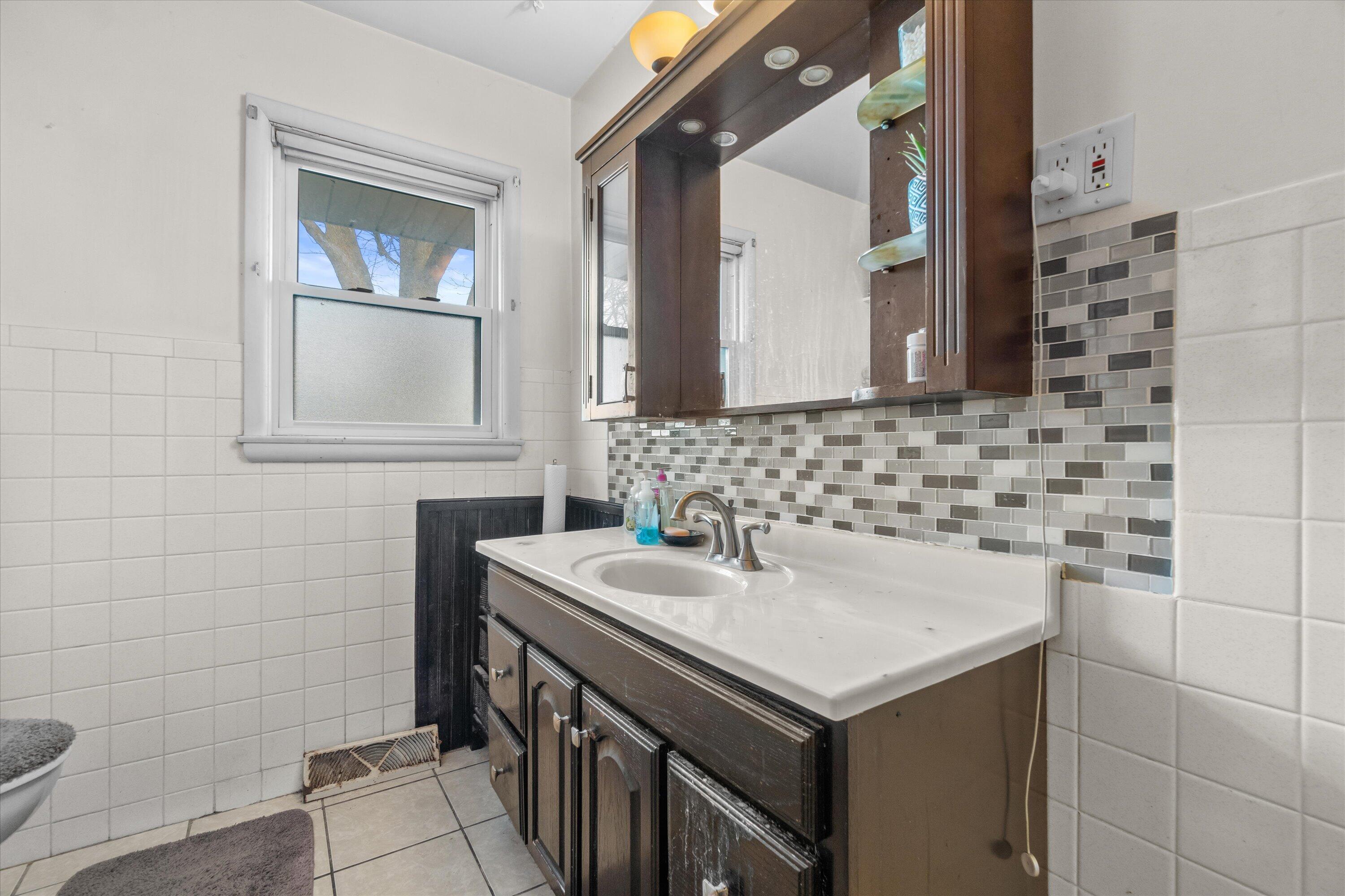 3716 Marquette Street Racine, WI 53402 - Photo 7 of 21 07-DSC00506