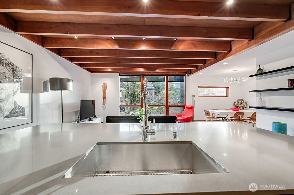 209 12th Avenue East Seattle, WA 98102 - Photo 17 of 40