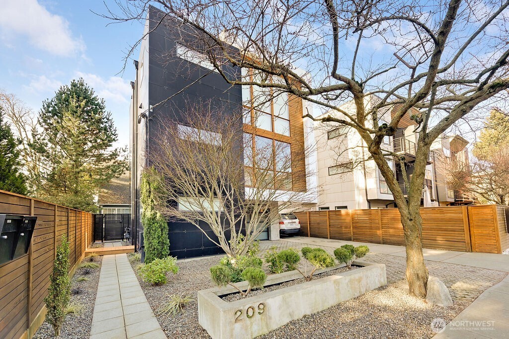 209 12th Avenue East Seattle, WA 98102 - Photo 2 of 40