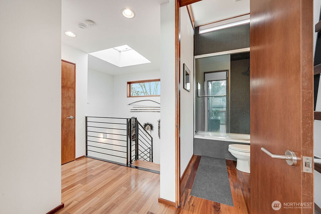 209 12th Avenue East Seattle, WA 98102 - Photo 23 of 40