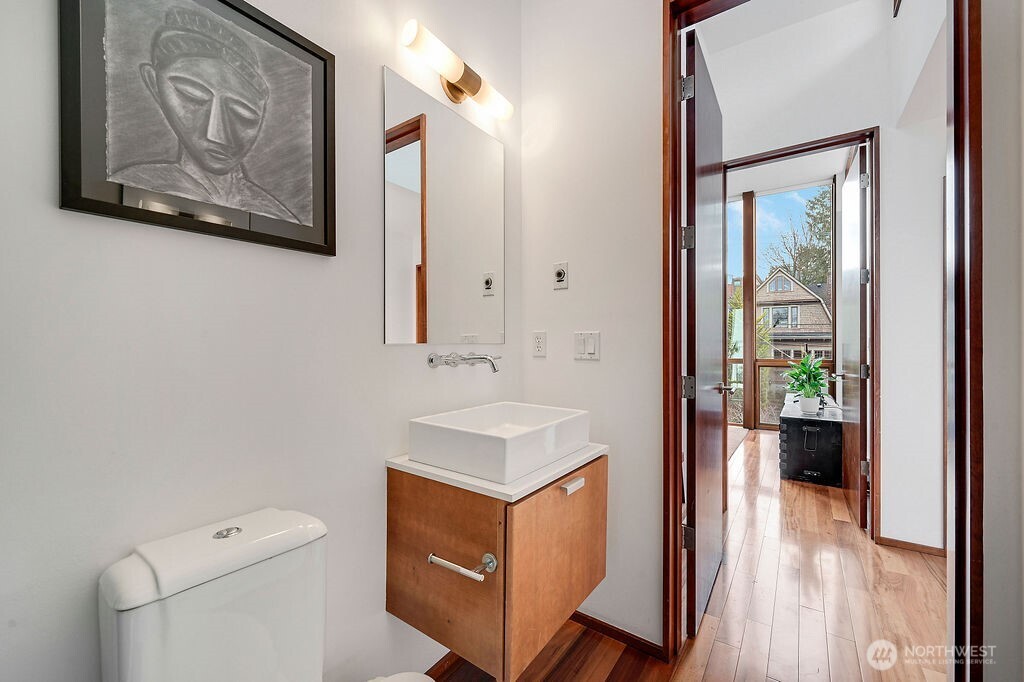 209 12th Avenue East Seattle, WA 98102 - Photo 27 of 40