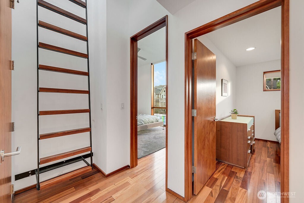 209 12th Avenue East Seattle, WA 98102 - Photo 37 of 40