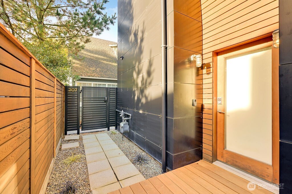 209 12th Avenue East Seattle, WA 98102 - Photo 4 of 40