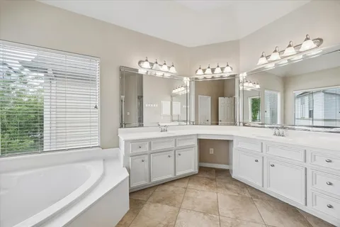 $680,000 | 911 Vaulted Oak Street, Houston, TX 77008