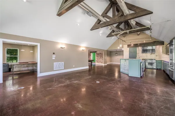 a view of a livingroom with furniture and a ceiling fan