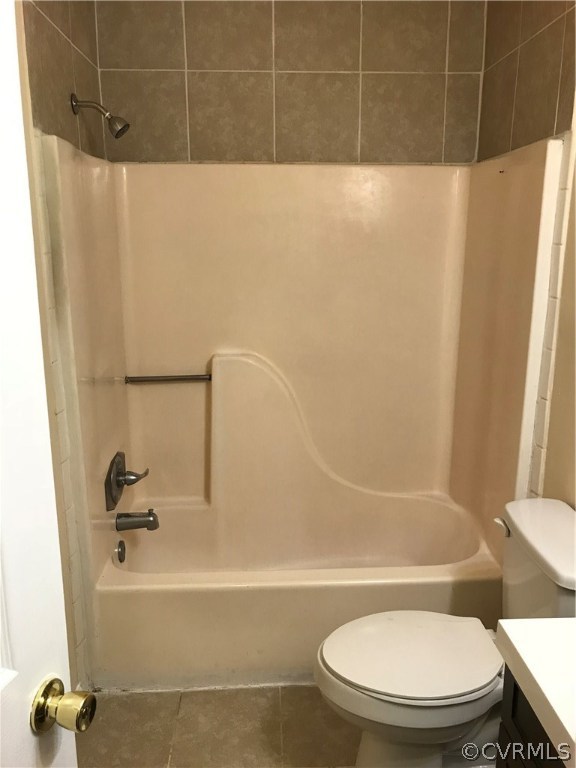 6904 Full Rack Court Midlothian, VA 23112 - Photo 16 of 29 a bathroom with a toilet and a bath tub