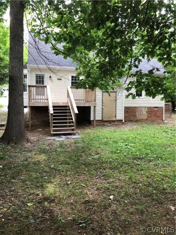 6904 Full Rack Court Midlothian, VA 23112 - Photo 6 of 29 a view of a yard with plants and a large tree