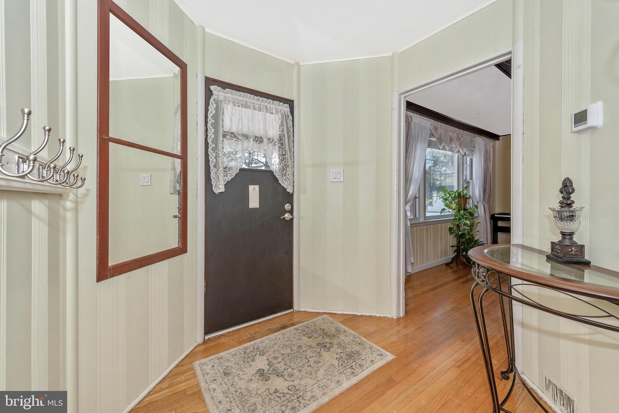 22518 Old Georgetown Road Smithsburg, MD 21783 - Photo 3 of 40 Foyer