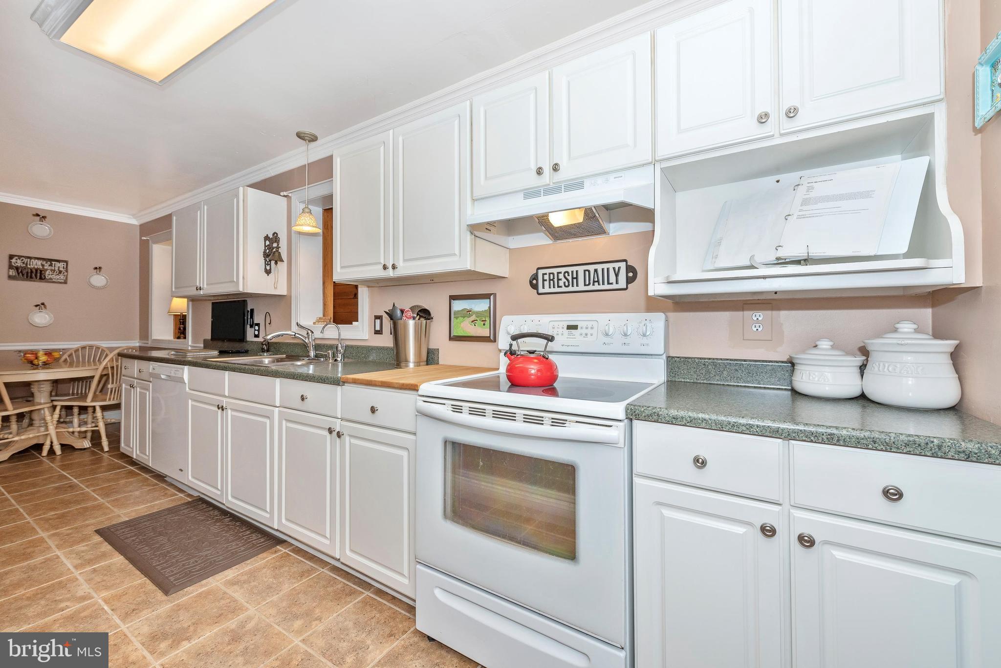 22518 Old Georgetown Road Smithsburg, MD 21783 - Photo 10 of 40 Lots of Countertop Space