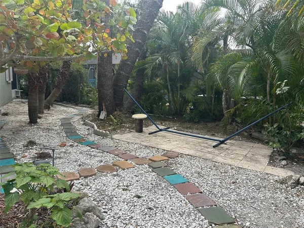 a view of a backyard