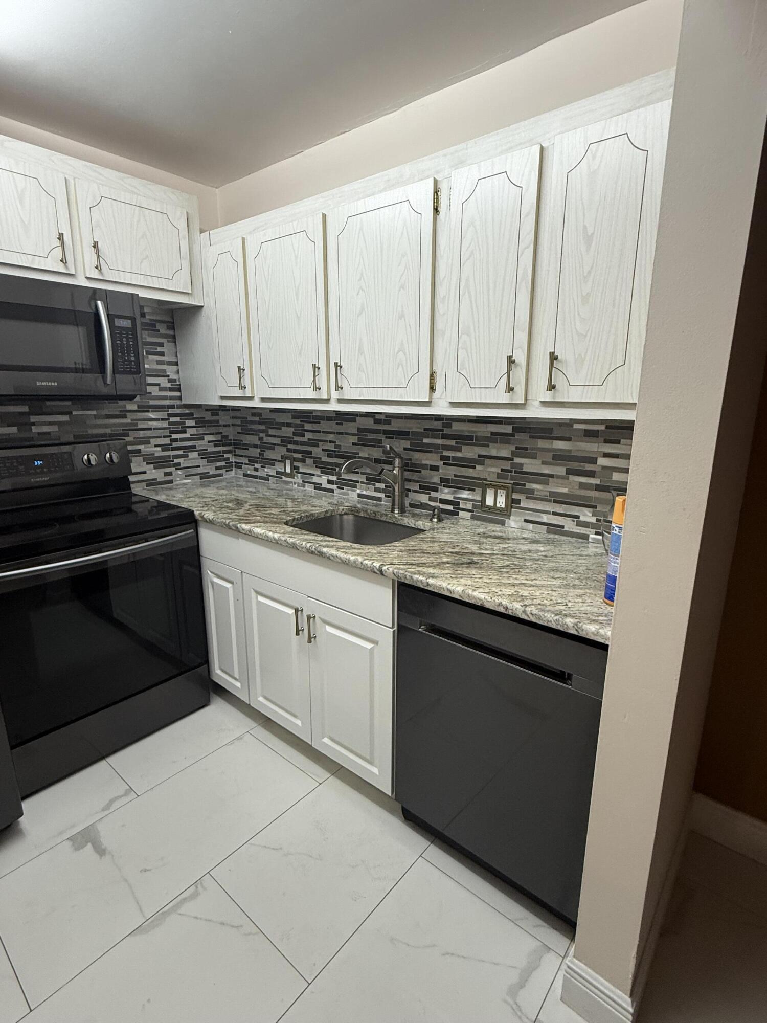 314 Dorset H Boca Raton, FL 33434 - Photo 5 of 10 Kitchen