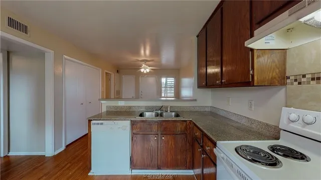 $950 | 317 Manuel Drive, Unit B, College Station, TX 77840