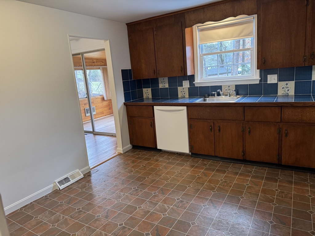 18 Fencourt Road Canton, MA 02021 - Photo 15 of 35