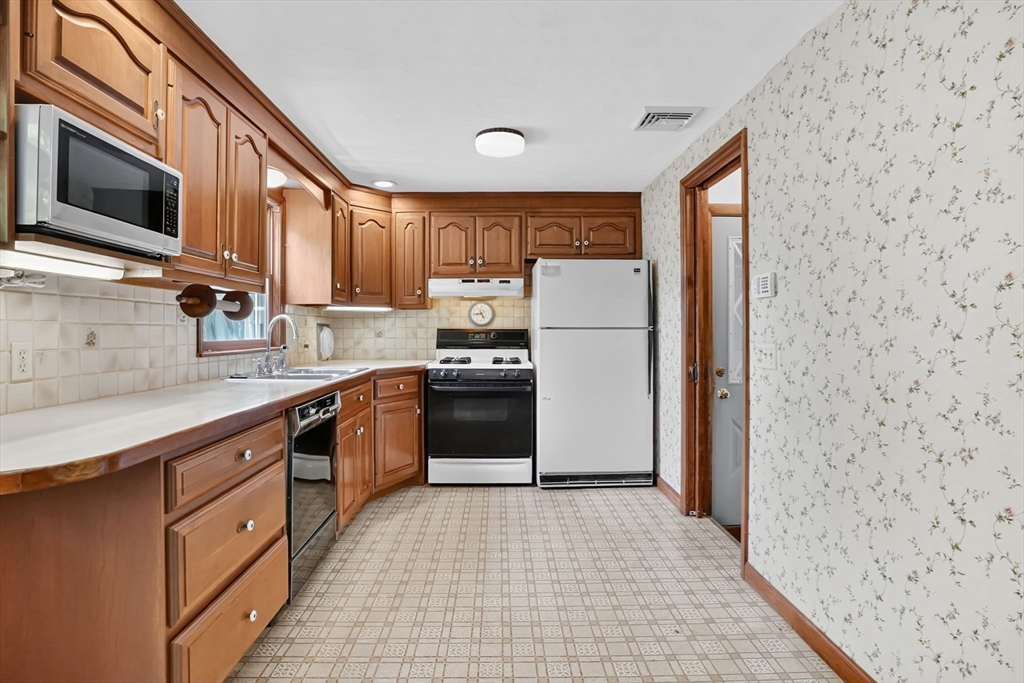 95 Wrenwood Street Springfield, MA 01119 - Photo 3 of 35