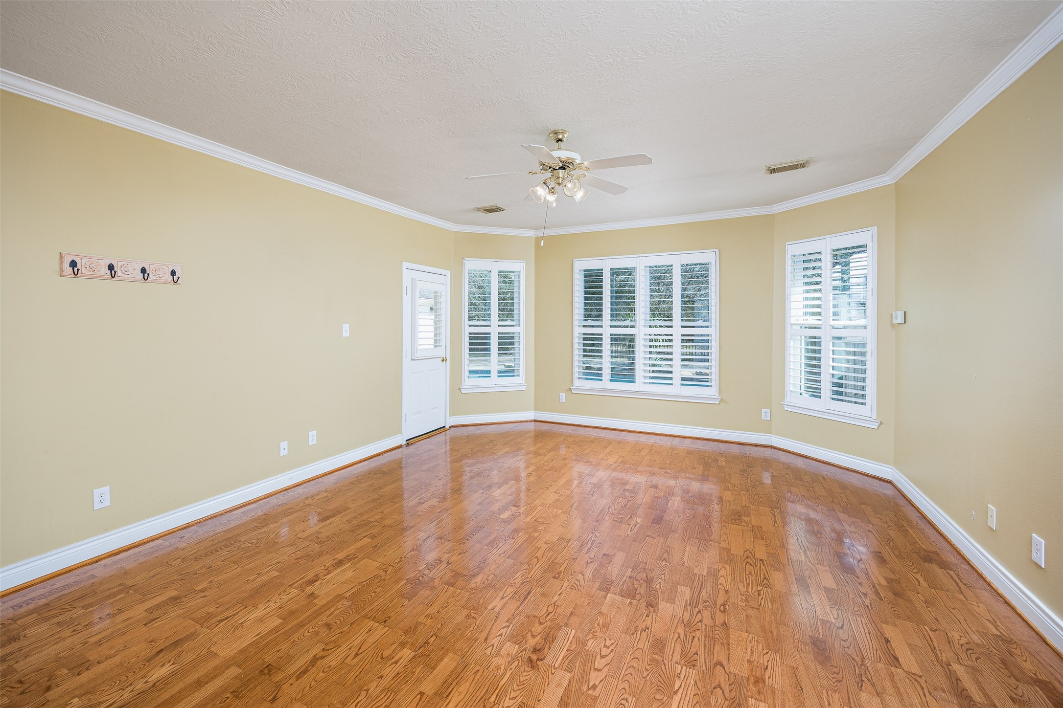 2802 Mossy Log Court Houston, TX 77084 - Photo 11 of 20 Large family room with view to the pool