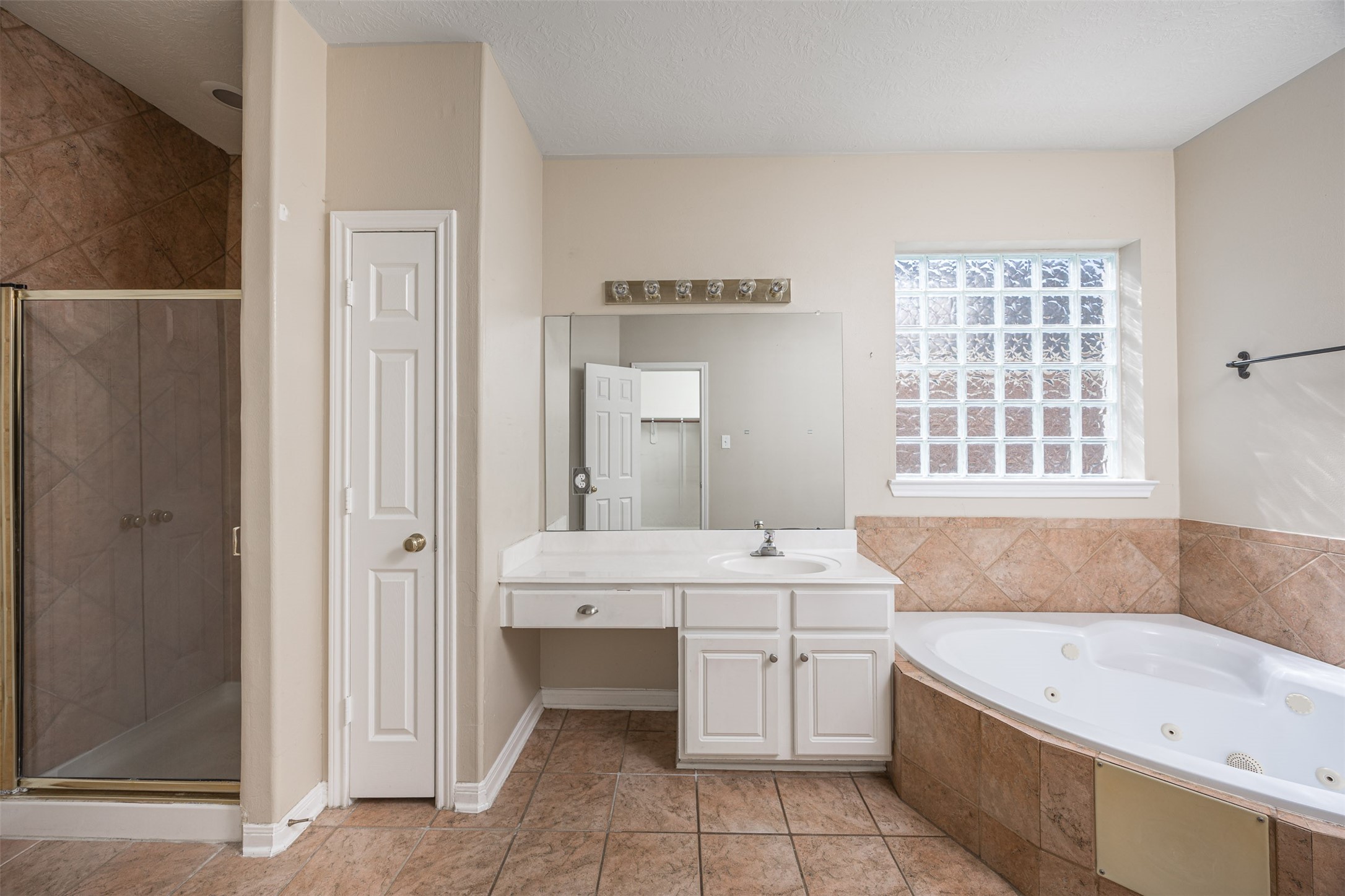 2802 Mossy Log Court Houston, TX 77084 - Photo 12 of 20 Separate tub and shower in primary bedroom