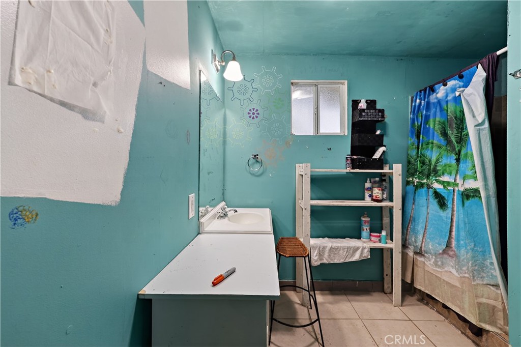 1862 Dunn Road Merced, CA 95340 - Photo 8 of 15 a room with furniture and a flat screen tv