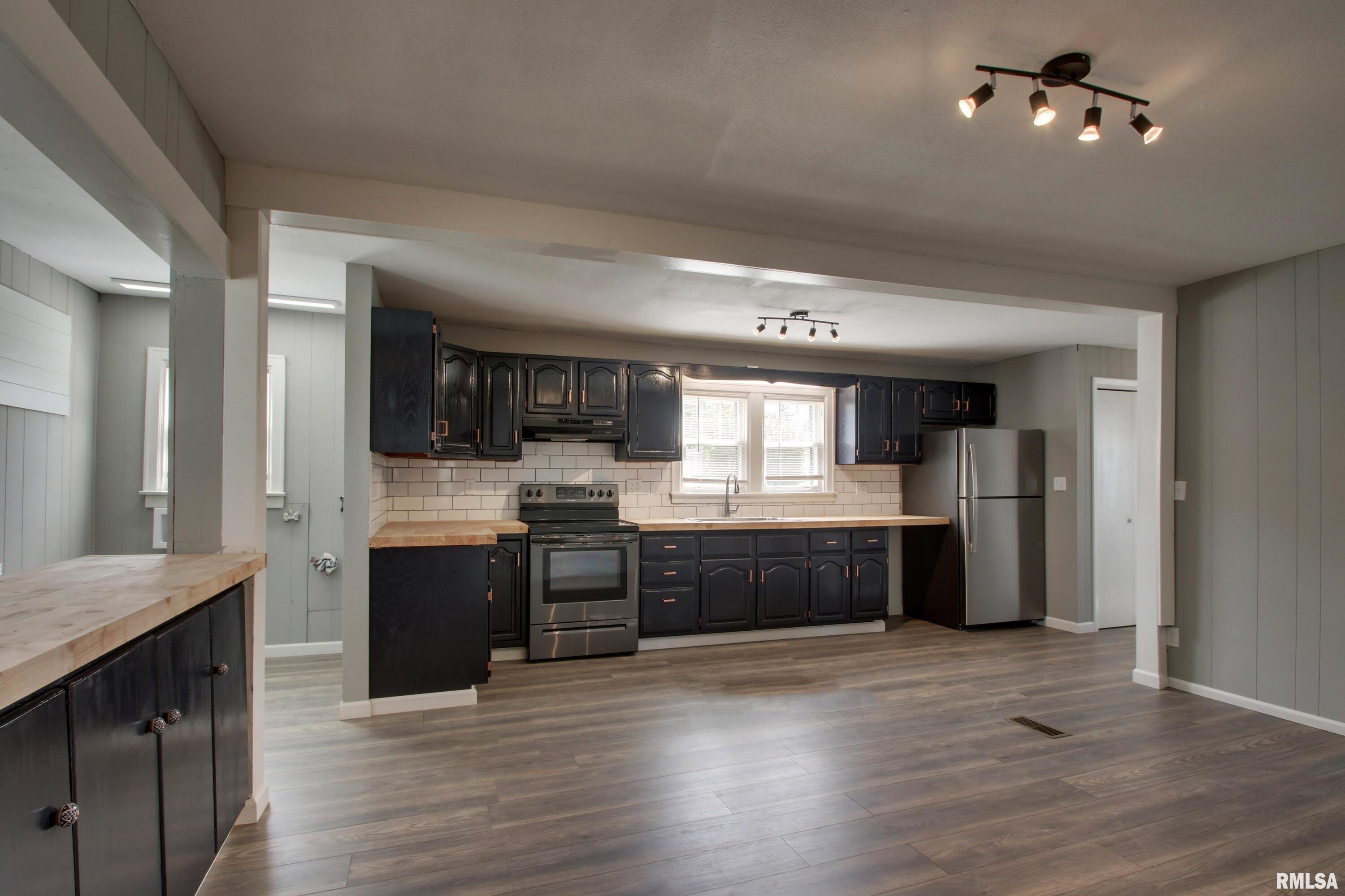 216 Smith Street Ursa, IL 62376 - Photo 2 of 17