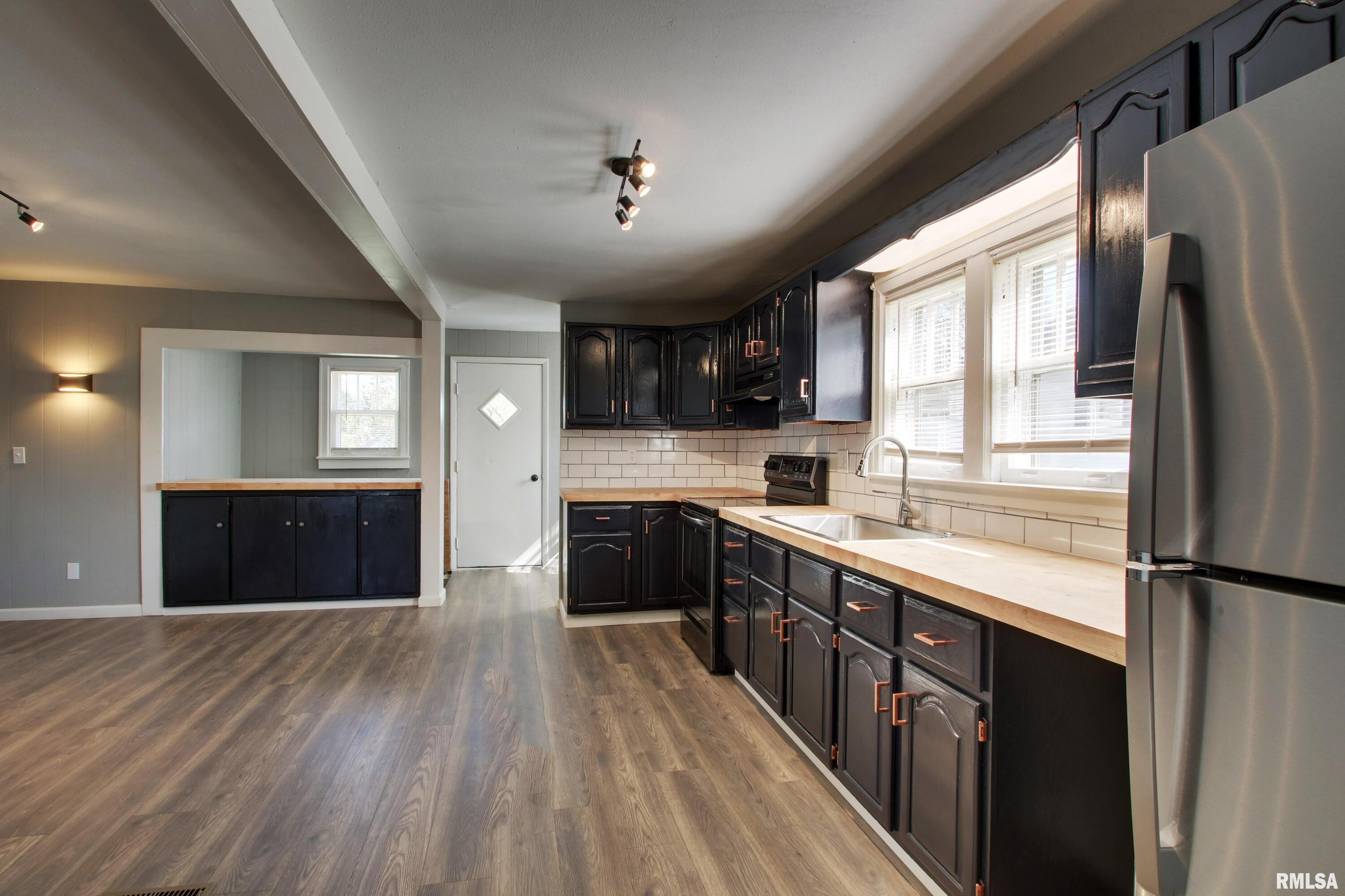 216 Smith Street Ursa, IL 62376 - Photo 4 of 17