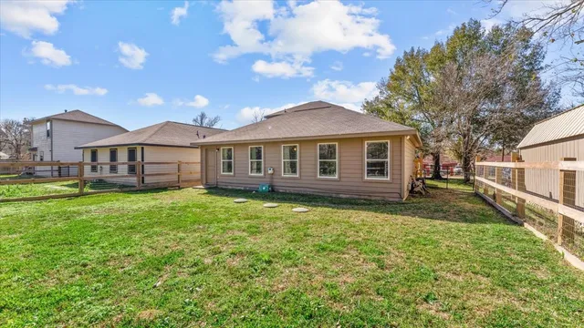 a view of a yard in front of the house