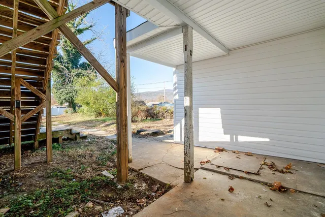 a view of a back yard of the house