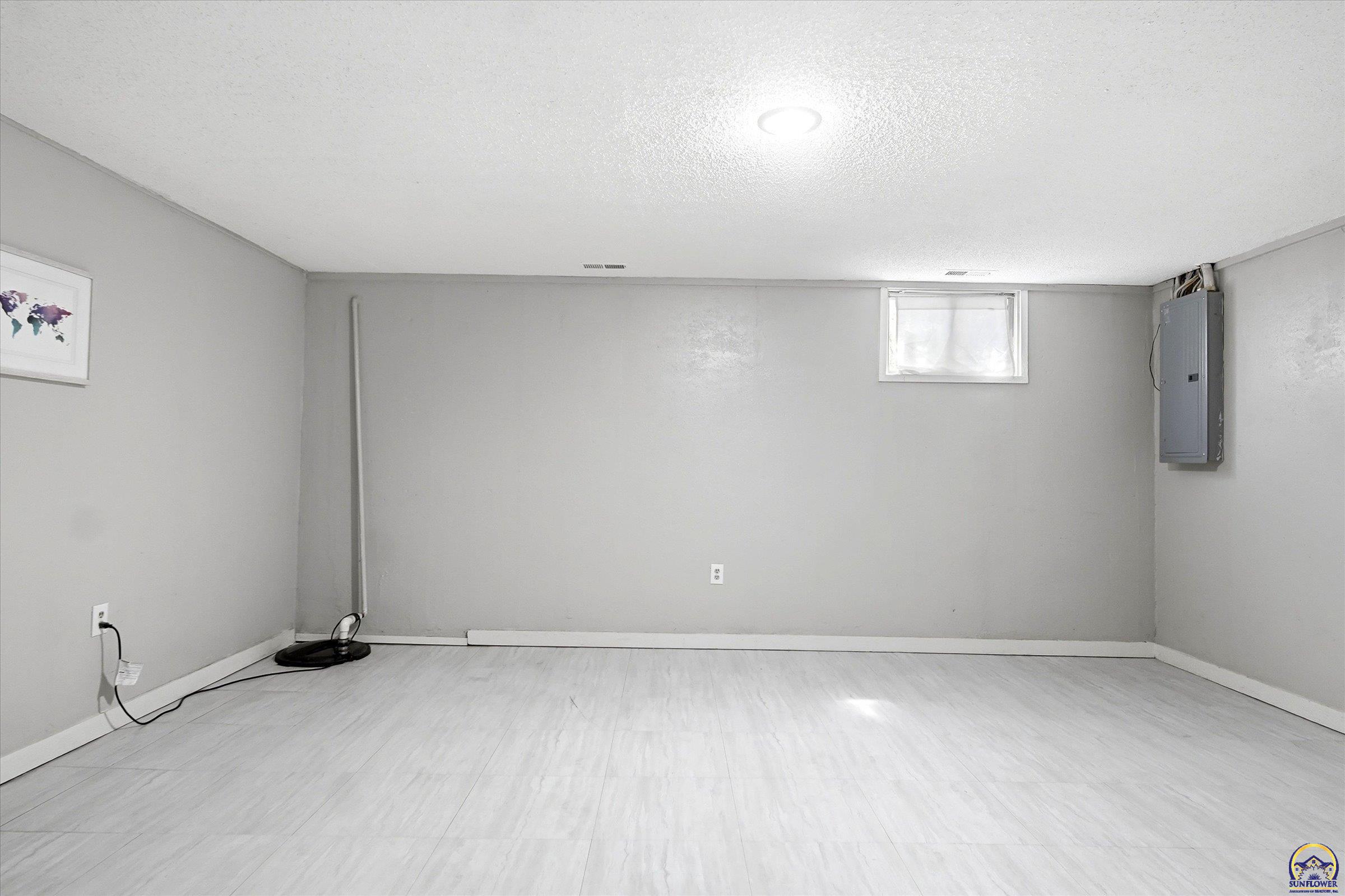 4503 Southwest 33rd Terrace Topeka, KS 66614 - Photo 26 of 35