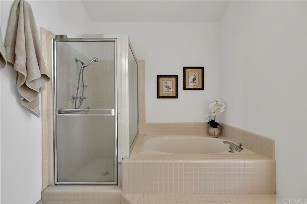 5639 Spinnaker Bay Drive Long Beach, CA 90803 - Photo 16 of 27 a bathroom with a bathtub