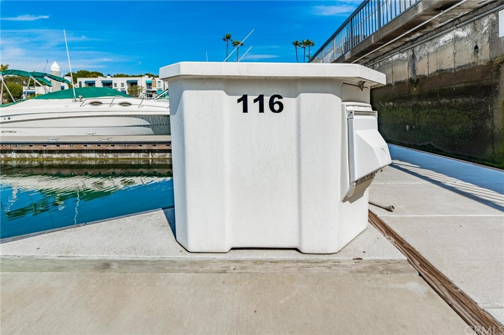 5639 Spinnaker Bay Drive Long Beach, CA 90803 - Photo 26 of 27 a view of a street sign under a yard