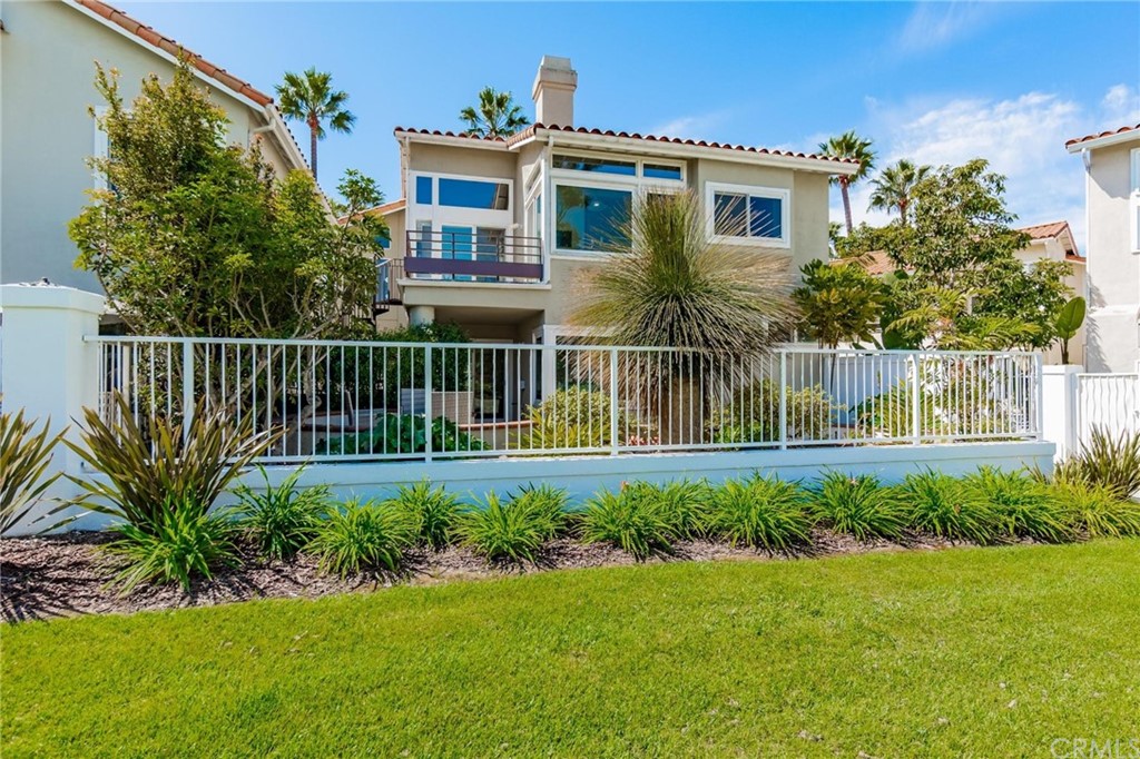 5639 Spinnaker Bay Drive Long Beach, CA 90803 - Photo 3 of 27 a front view of a house with a garden