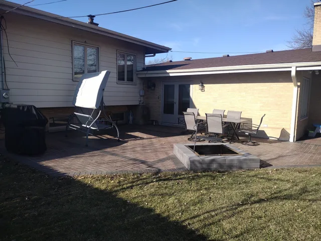 a front view of house with yard