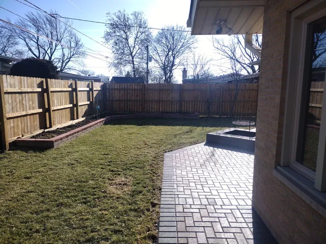 a view of a backyard