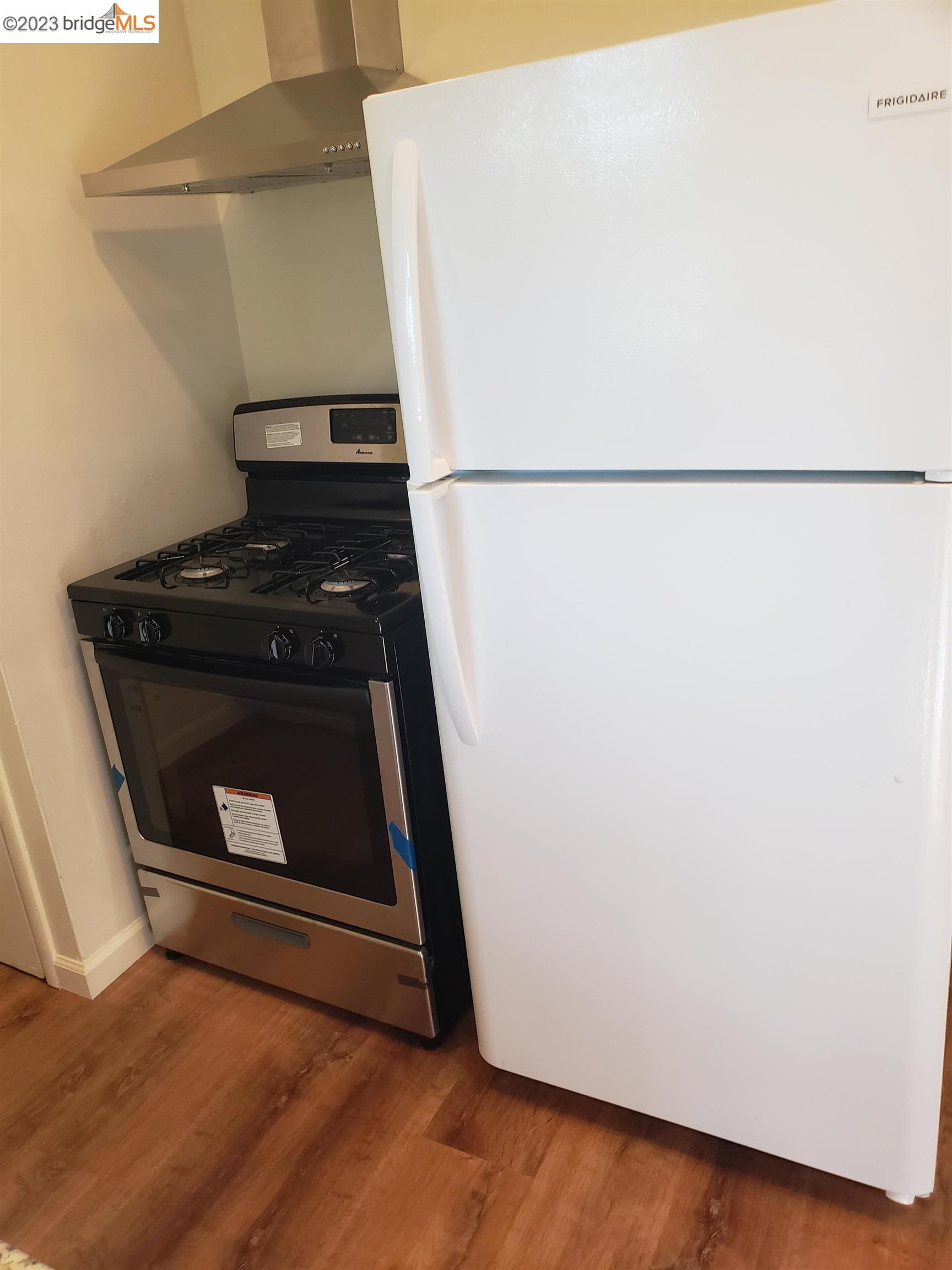 1408 Berkeley Way Berkeley, CA 94702 - Photo 6 of 7 a close up view of a microwave