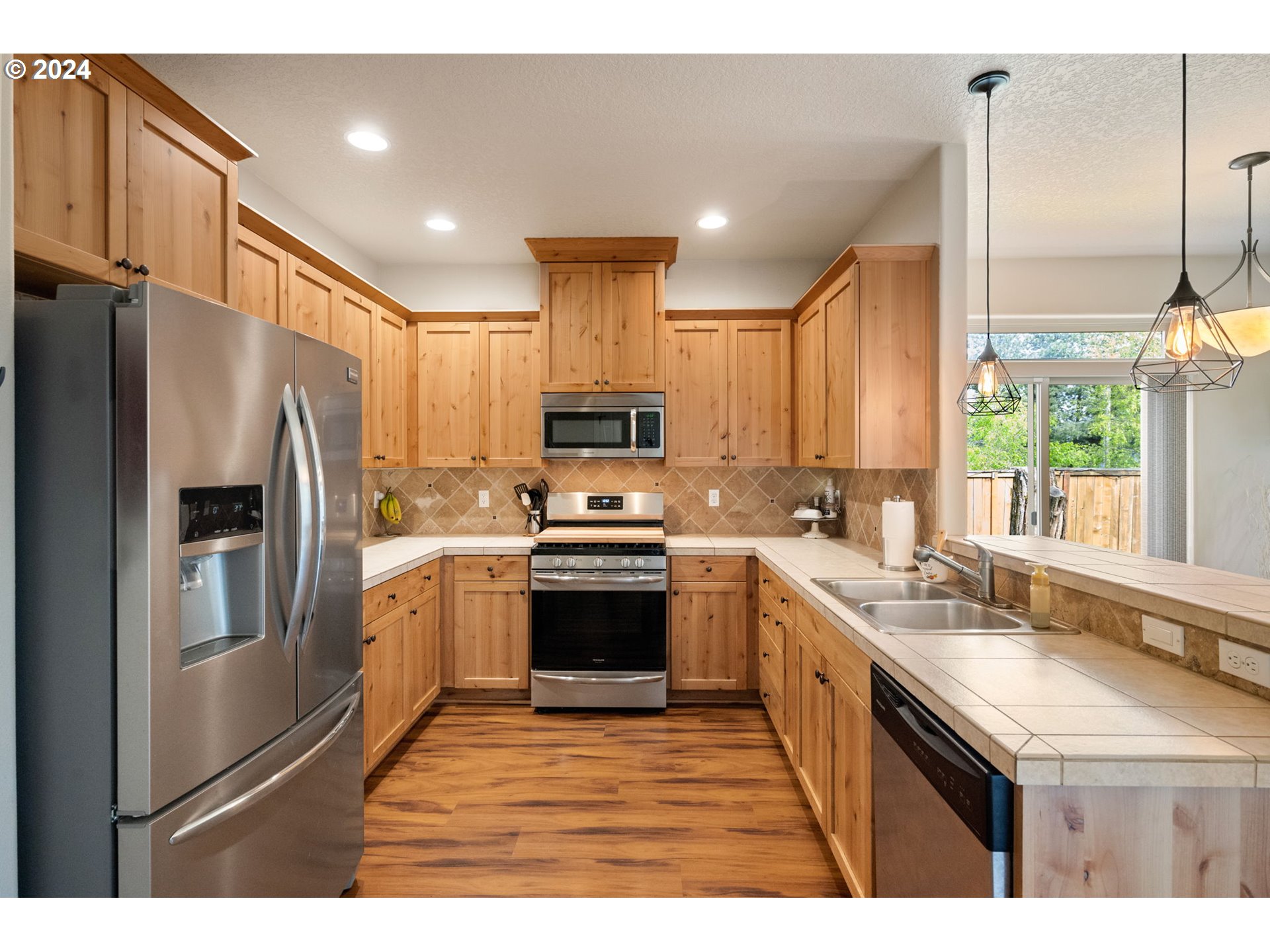 18438 Shadow Ridge Way Oregon City, OR 97045 - Photo 11 of 38 a kitchen with granite countertop a sink stainless steel appliances and cabinets