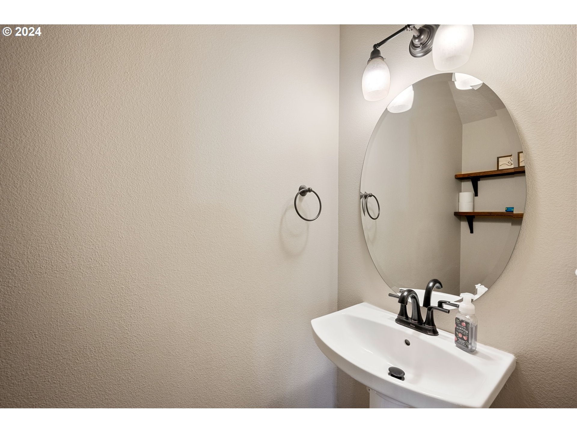 18438 Shadow Ridge Way Oregon City, OR 97045 - Photo 14 of 38 a bathroom with a sink and mirror