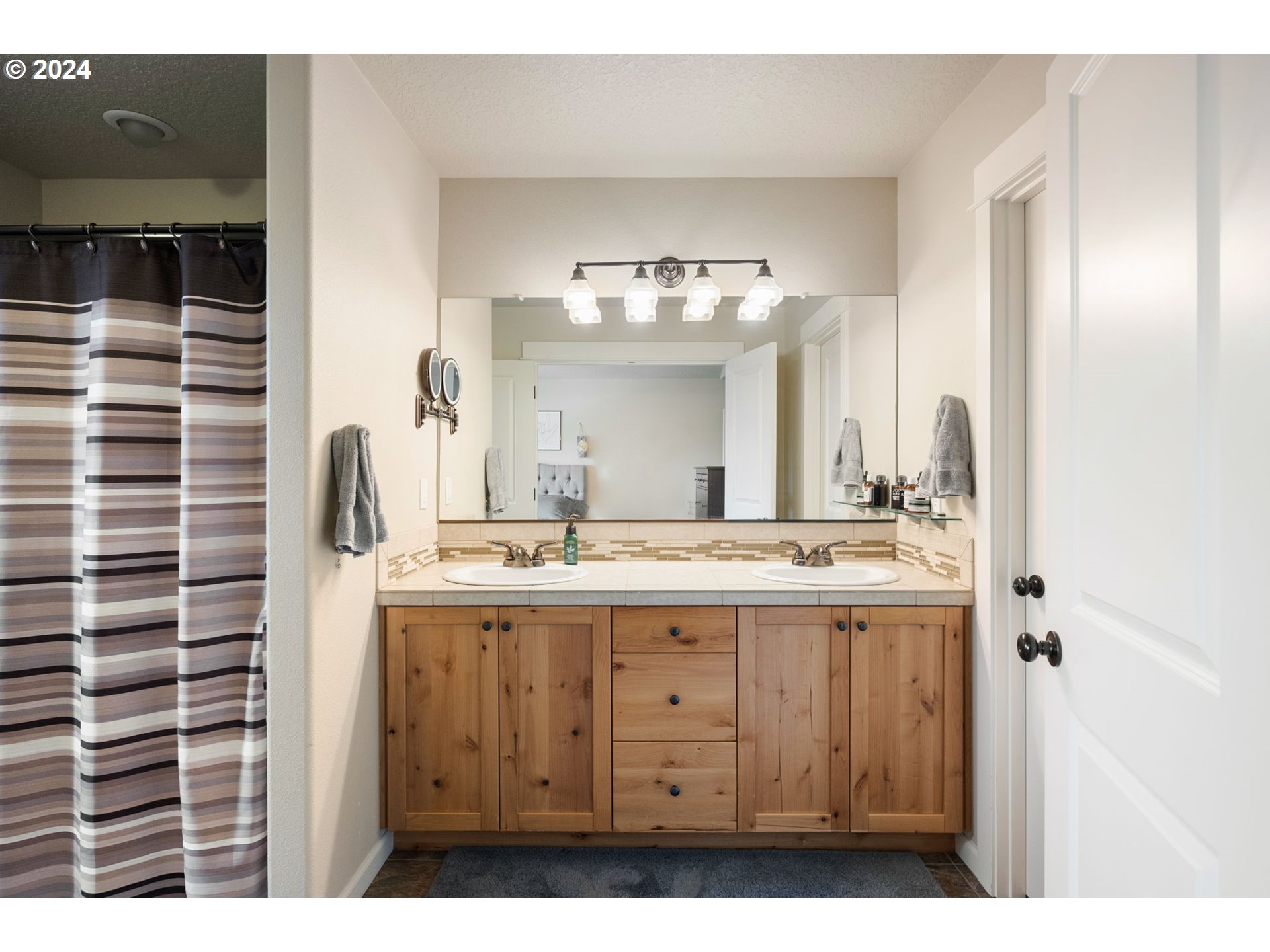 18438 Shadow Ridge Way Oregon City, OR 97045 - Photo 19 of 38 a bathroom with a sink and a mirror