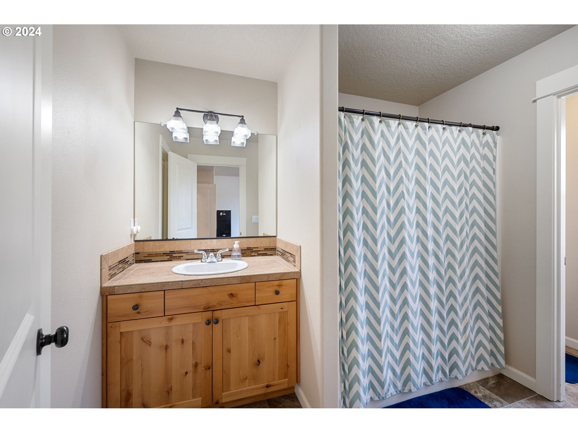 18438 Shadow Ridge Way Oregon City, OR 97045 - Photo 26 of 38 a bathroom with a sink a mirror and a vanity