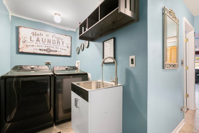 172 Oxford Road Bolingbrook, IL 60440 - Photo 9 of 27 a utility room with dryer and washer