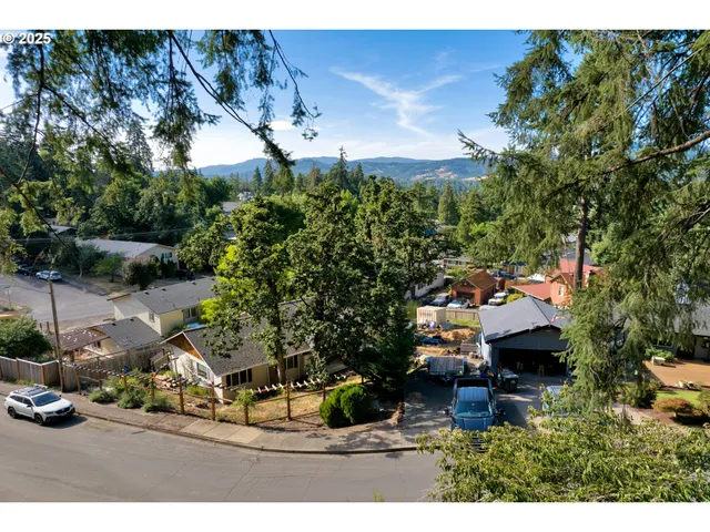 $444,000 | 7025 Glacier Drive, Springfield, OR 97478