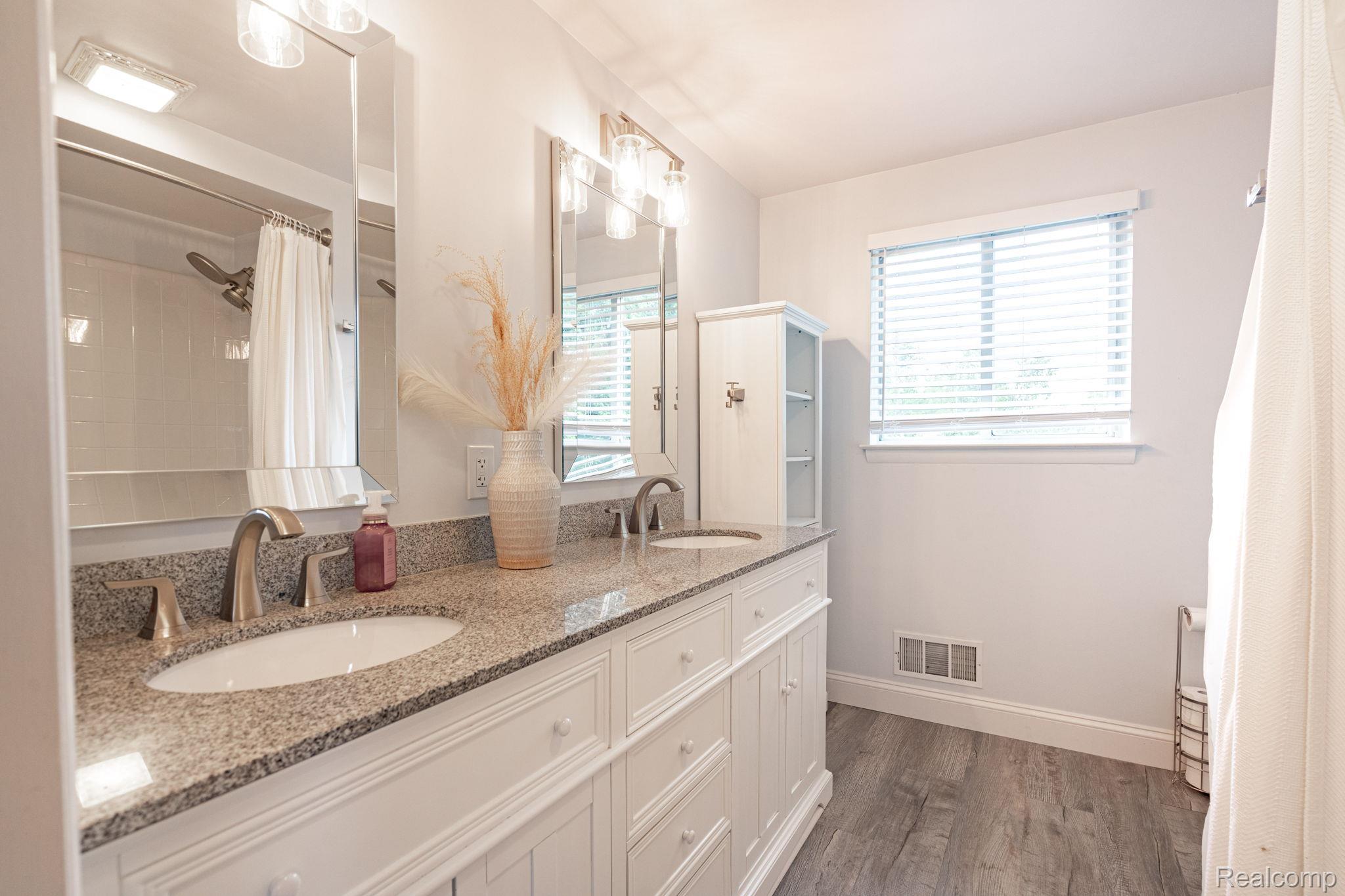 1642 Dancer Drive Rochester, MI 48307 - Photo 17 of 36 23-web-or-mls-interiors-14.jpg