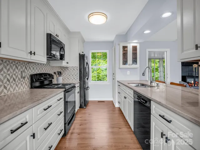 $600,000 | 198 Sugarbush Point, Lake Lure, NC 28746