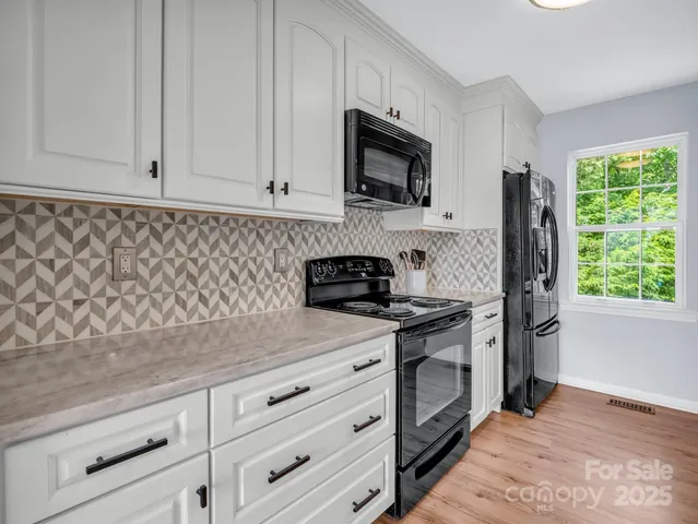 $600,000 | 198 Sugarbush Point, Lake Lure, NC 28746