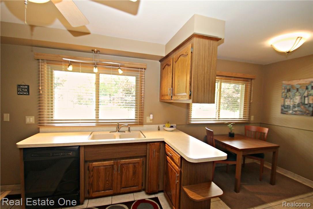 28388 Westerleigh Road Farmington, MI 48334 - Photo 10 of 41 IMG_9277.JPG