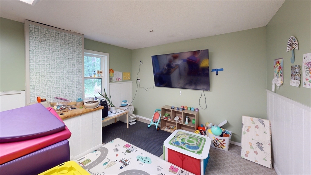 330 Arbor Street Lunenburg, MA 01462 - Photo 29 of 33 a room with furniture and a couch