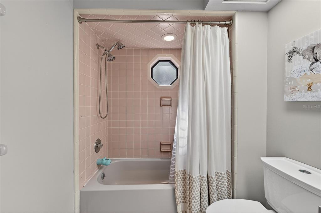 23 Chinkapin Circle Homosassa, FL 34446 - Photo 41 of 69 a bathroom with a bath tub and a shower curtain