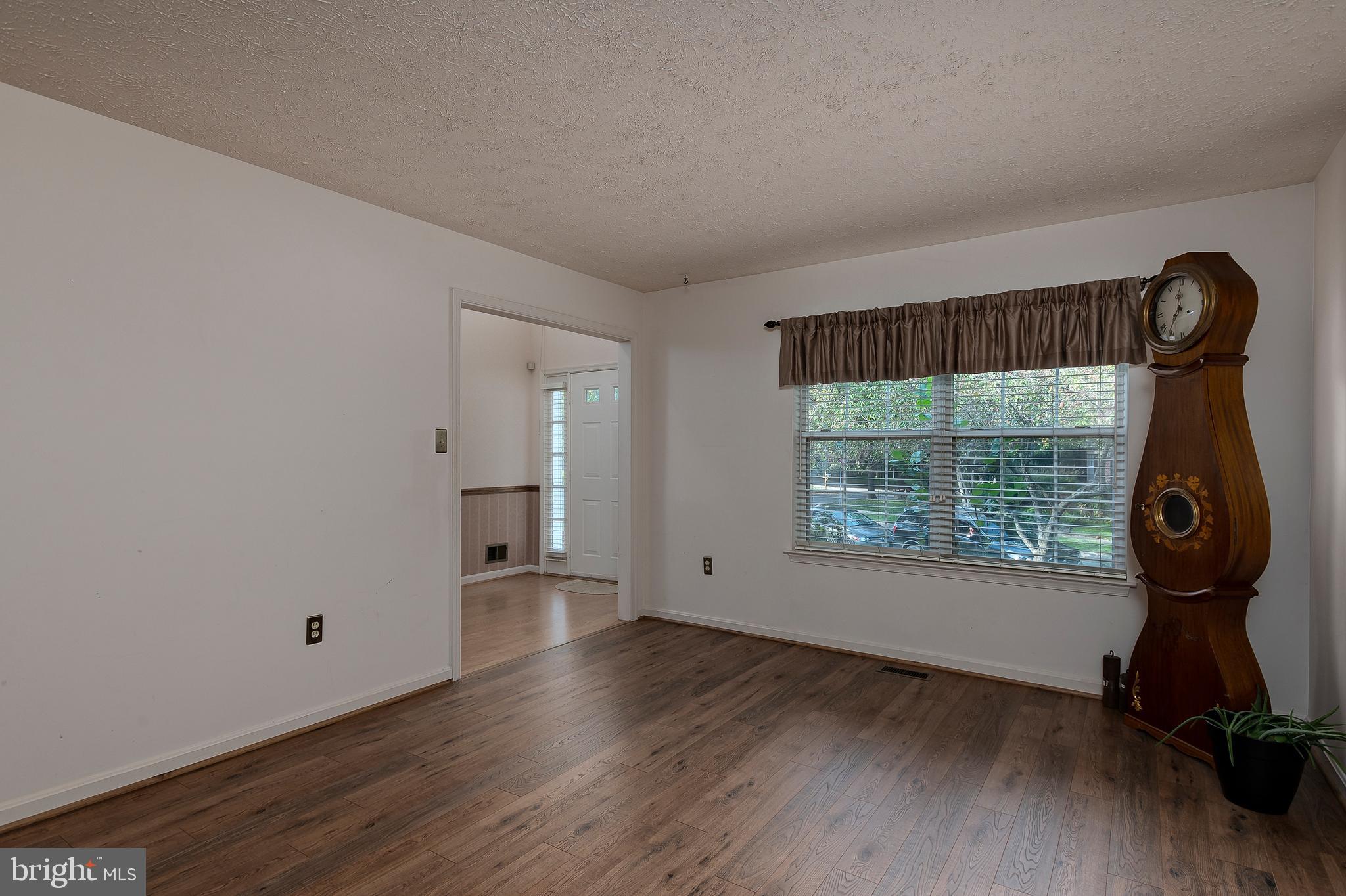 7 Oak Run Road Laurel, MD 20724 - Photo 3 of 34 Living Room